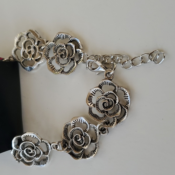 Boutique Paparazzi Floral Silver Tone Adjustable Bracelet - Picture 2 of 5
